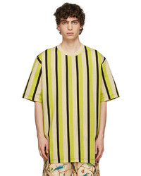 gelbgrünes vertikal gestreiftes T-Shirt mit einem Rundhalsausschnitt