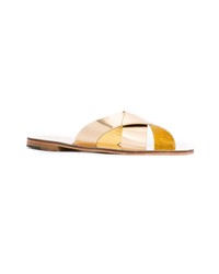 goldene flache Sandalen aus Leder von Álvaro