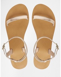 goldene flache Sandalen aus Leder von Asos