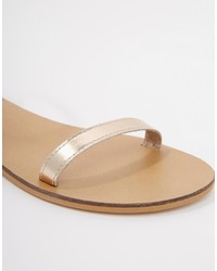 goldene flache Sandalen aus Leder von Asos