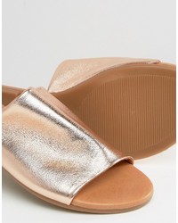 goldene flache Sandalen aus Leder von Asos