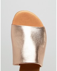 goldene flache Sandalen aus Leder von Asos