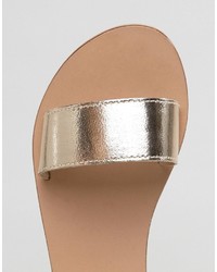 goldene flache Sandalen aus Leder von Asos