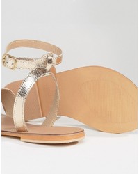 goldene flache Sandalen aus Leder von Asos