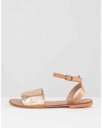 goldene flache Sandalen aus Leder von Asos