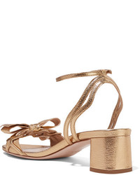 goldene Ledersandalen mit Reliefmuster von Miu Miu