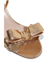 goldene Ledersandalen mit Reliefmuster von Miu Miu