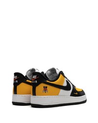 goldene niedrige Sneakers von Nike