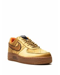 goldene niedrige Sneakers von Nike