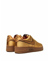 goldene niedrige Sneakers von Nike