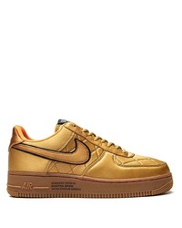 goldene niedrige Sneakers von Nike