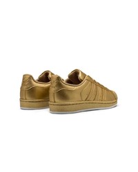 goldene niedrige Sneakers von adidas