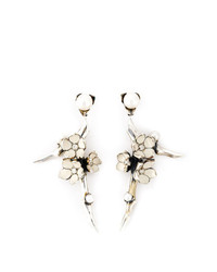 goldene Ohrringe mit Blumenmuster von Shaun Leane
