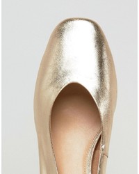 goldene Schuhe aus Leder von Carvela