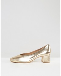 goldene Schuhe aus Leder von Carvela