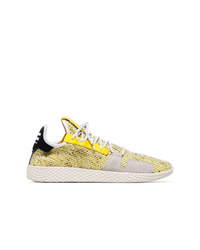 goldene Sportschuhe von Adidas By Pharrell Williams