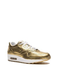 goldene Sportschuhe von Nike