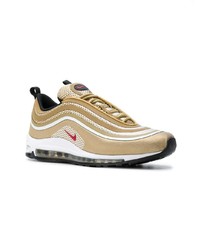 goldene Sportschuhe von Nike