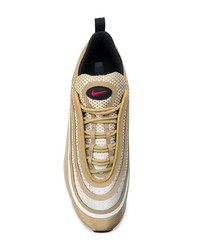 goldene Sportschuhe von Nike