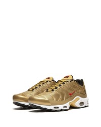 goldene Sportschuhe von Nike