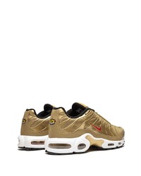 goldene Sportschuhe von Nike