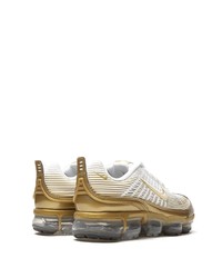 goldene Sportschuhe von Nike