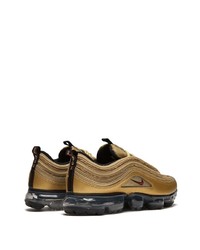 goldene Sportschuhe von Nike