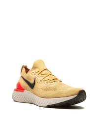 goldene Sportschuhe von Nike