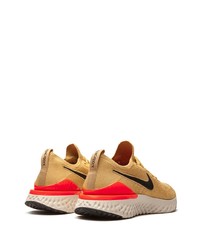 goldene Sportschuhe von Nike