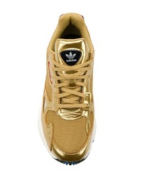goldene Sportschuhe von adidas