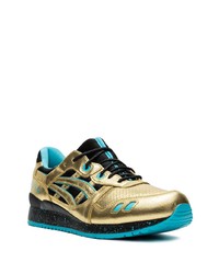 goldene Sportschuhe von Asics