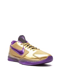 goldene Sportschuhe von Nike