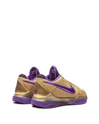 goldene Sportschuhe von Nike