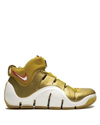 goldene Sportschuhe von Nike