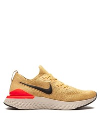 goldene Sportschuhe von Nike