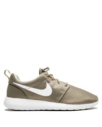 goldene Sportschuhe von Nike