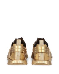 goldene Sportschuhe von Dolce & Gabbana