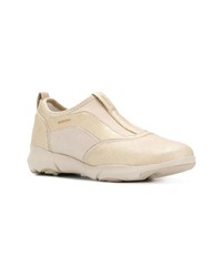 goldene Sportschuhe von Geox