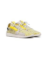 goldene Sportschuhe von Adidas By Pharrell Williams