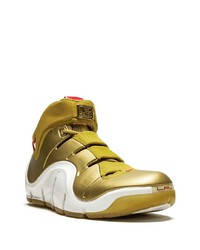 goldene Sportschuhe von Nike