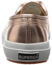 goldene Turnschuhe von Superga