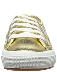 goldene Turnschuhe von Superga