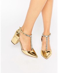 goldene verzierte Schuhe