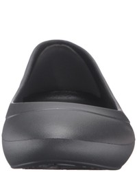 graue Ballerinas von Crocs