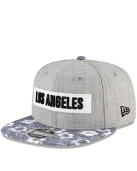 graue Baseballkappe mit Blumenmuster