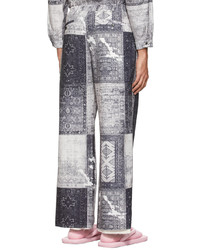 graue bedruckte Chinohose von Children Of The Discordance