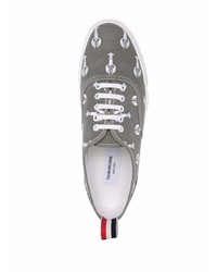 graue bedruckte Segeltuch niedrige Sneakers von Thom Browne