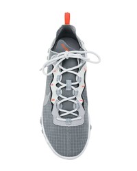 graue bedruckte Sportschuhe von Nike