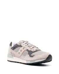 graue bedruckte Wildleder niedrige Sneakers von Saucony