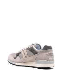 graue bedruckte Wildleder niedrige Sneakers von Saucony